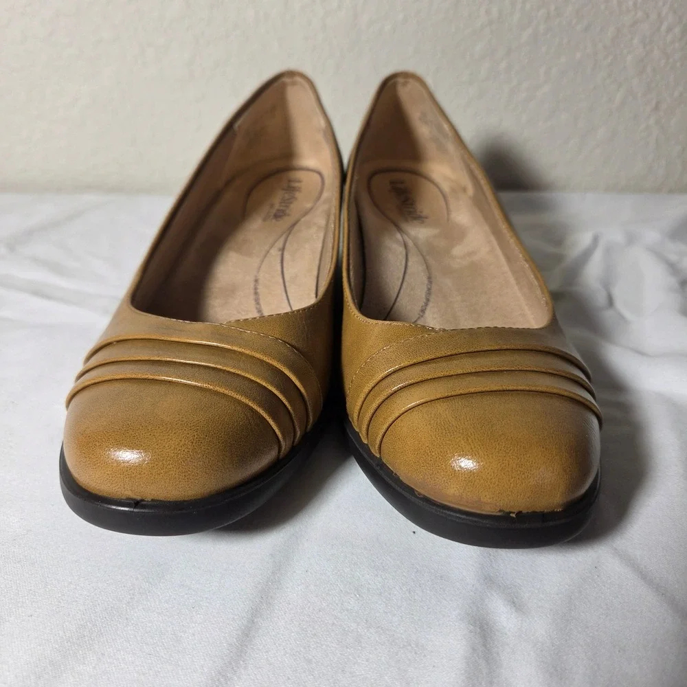 LifeStride Soft System Tan Faux Leather Wedge Pumps Pleated Round Toe 8.5M